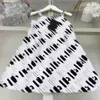Toppdesigner barnkläder flickor kamisolklänningar baby kjol prinsessan klänning storlek 90-150 cm svartvitt rand barn frock 24mar