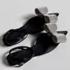 Дамы 2024 Женские кожаные кожаные атласные сандалия для сандалии на каблуках Пешеходные плиты.