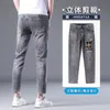 Mäns jeansdesigner broderade nya grå jeans, mäns smala passande små raka rör, vår- och sommarprodukter, avslappnade beskärda byxor qoox