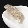 Broches Luxury Rhingestone Metal Feather Brooch Pearl Abel épingles pour femmes Sweather Shawl Shirt Bijoux Accessoires
