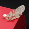 Broches Luxury Rhingestone Metal Feather Brooch Pearl Abel épingles pour femmes Sweather Shawl Shirt Bijoux Accessoires