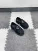 Nuove scarpe per bambini Designer Sneaker Sneaker taglia 26-35 Protezione Box Girls Sheiny Patent Leather Scarpe in Metal Logo Boys Dress Scarpe 24 May