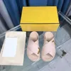 Femmes Mules Designer Slides Graphy Slippers Summer en cuir Sandales Soles de caoutchouc Gold Metal Outdoor Place Flip flop avec boîte saa