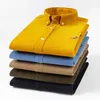 Herrklänningskjortor Ny corduroy casual skjorta för män Vinter varm bomullsfast gul färg broderi lång slve elegant klänningskjortor mode man y240514