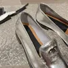 Designer casual skor kohud kvinnliga klänningskor slip på loafers silver espadrilles klassisk svart fritidsko flip flops fritidsko 23SS Luxurys mulor med damm