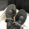 2024 Luxury Designer Flat Slippers Femme Summer Velvet Crystal Metallic Brand Chaussures pour femmes Sandals Sexy Sexy Beach Tong-flip-flip Chslides Tories Thong 35-42