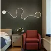 Lampes murales modernes pour la chambre à coucher Balcon de vie Balcon de salon Acrylique Home Déco en noir blanc Iron Body Conce Light Lights Fixtures