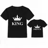 Familjsmatchande kläder Summer Fader och son Big Man Little Man Cotton Kort ärm pappa och jag Familj Set King och Prince T-shirts för barn och vuxna T240513