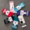 Calzini all'ingrosso Donne maschile calze in cotone puro 24 colori Sports Sockings Letter Color Tie-Dye Printing