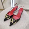 35-44 Sandalias para mujeres de diseñador Tacones altos V-Button Button Pointed Pointed Black Red Matte Sandalias de marca Classic de 6 cm 8cm 10 cm Slim Heats High Heels Wedding Oran Zapatos