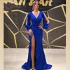 Vestido de noite de sereia azul royal 2023 mangas compridas v lateral de pescoço fenda de cetim Apliques formais do baile de baile de bandeira de festas