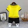 Zestawy odzieży Baby Boy Summer Clothing Zestaw Koreańszy moda T-shirt top i szorty Dwa kawałki ubrań dla dzieci dziecięce ubrania lekkoatletyczne D240514