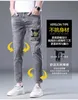 Mäns jeansdesigner broderade nya grå jeans, mäns smala passande små raka rör, vår- och sommarprodukter, avslappnade beskärda byxor qoox
