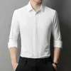 Мужские рубашки с длинными сленами для мужской рубашки с скрытыми пуговицами для деловых и профессиональных не гладких легких роскошной белой рубашки Y240514