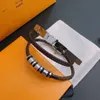 Bracelet designer L Men Bracelet Cowhide New Open Retro Trend Fashion Essential Men and Women Same Style Couple Rock Punk Style Lettre V Combinaison Bracelet