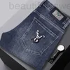 Designer di jeans maschile 2023 Autunno/Inverno nuovo marchio di moda europeo per uomini e giovani versione coreana slim fit a piede elastico ricamo elastico pantaloni casual 4h4w