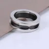 2024 Nouveau couple de couple de haute qualité Design Titanium Steel Black Blanc Rings de céramique Men et femmes Cadeau de la Saint-Valentin