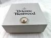 Westwoodsのブランドオリジナル写真は、ボードの爪が高いミニマリストスタイルのリングを示しています