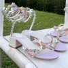 Caavilla rene sandálias de salto alto Butterfly Flower Decorative Sapatos de vestido Snake Snake Pés Rings Summer Summer Toe Pérola Designer 96
