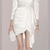 Parti Elbiseleri Fransız Beyaz Düzensiz Mini Elbise Yüksek Kaliteli Yaz Kadınlar V Boyun Kısa Kollu fırfırlar Bodycon