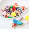 Décoration de fête 50pcs / lot coeur rouge adore vêtements en bois po de papier pigle pignon mini-pinces à linge clips de carte postale à la maison