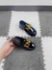 جديد مصمم أطفال أحذية معدنية الشعار الشعار ديكور الأطفال أحذية رياضية الحجم 26-35 حماية مربع الفتيات الجلود أحذية الأولاد أحذية 24 مايو