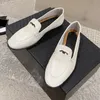 Designer casual skor kohud kvinnliga klänningskor slip på loafers silver espadrilles klassisk svart fritidsko flip flops fritidsko 23SS Luxurys mulor med damm