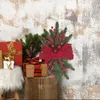 Декоративные цветы улучшите свой рождественский декор с деревенским венком с пластиковыми сочетными ростами и бабочкой весело освещенное окно