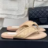 Femmes d'été Pinchez les tongs des orteils Runway Classic Brand Designer de haute qualité plate avec un style de vente chaude Femme à l'extérieur des vacances à pied des concepteurs de plage de la plage