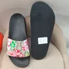 İnsan slaytlar sandale pantoufle kadın terlik çiçek açan düz sandal mens kaydırıcılar kadın için tasarımcı lüks havuz slayt beyaz kaydırıcılar flip flop pembe kauçuk erkek sandalet