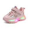 Zomer sneakers kinderen mode meisjes led licht schoenen brief mesh ademende lichtgevende casual sportjongens 240430