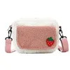 Sacs à bandoulirs Sac en peluche rétro japonais Harajuku Lamb Femelle Broderie fruit Strawberry mignon Sisters Messenger