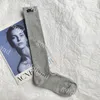 Frauen lässige Socken Lange Socken Hosiery Desgienr atmungsable Sportsock Brandbrief Stricksocke