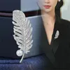 Broches Luxury Rhingestone Metal Feather Brooch Pearl Abel épingles pour femmes Sweather Shawl Shirt Bijoux Accessoires