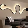 Lampes murales modernes pour la chambre à coucher Balcon de vie Balcon de salon Acrylique Home Déco en noir blanc Iron Body Conce Light Lights Fixtures