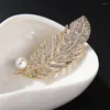 Broches Luxury Rhingestone Metal Feather Brooch Pearl Abel épingles pour femmes Sweather Shawl Shirt Bijoux Accessoires