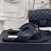 Femmes d'été Pinchez les tongs des orteils Runway Classic Brand Designer de haute qualité plate avec un style de vente chaude Femme à l'extérieur des vacances à pied des concepteurs de plage de la plage