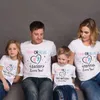 Dopasowanie rodzinnych stroje różowe lub niebieskie tatusia mama brat Siostra kocha cię śmieszne płeć ekspozycyjna koszulka bawełniana baby shower tee dopasowanie stroju t240513