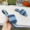 2024 Yaz Sıcak Satış Kadın Flip Flops Pist Klasik Marka Tasarımcısı Square Toe Düz Yürüyen Yürüyen Yüksek Kalite Denim Kumaş Kadın Tasarımcı Terlik