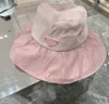 夏のフリル麦わら帽子の贅沢なトップハットファッションバケツバケツサンプロテクションレディートラベルビーチボウノットサンハットデザイナー大型イーブキャップ