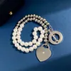 Halsbandsdesigner för kvinna Luxury Heart Necklace Titanium Steel Stål Diamond Heart Shaped Pendant med dubbelskikt Pärlpärlor Silverpärlor OT Buckle Armband