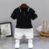 Zestawy odzieży Baby Boy Summer Clothing Zestaw Koreańszy moda T-shirt top i szorty Dwa kawałki ubrań dla dzieci dziecięce ubrania lekkoatletyczne D240514