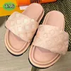 Top designer sandali uomini donne cuscino da piscina vetrini di comfort piatto pantofole per muli in rilievo cursore femminile nylon slide slippista di lusso stampato sandalo da spiaggia estiva