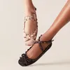 Sapatos casuais Europeu e americano Fashion Sexy Rivet Lace Sandals 2024 Retro Flat Mary Jane Jane Single Dance