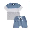 Kläduppsättningar Småbarn Kids Boys Summer Sportwear Outfits Kontrastfärger Kort ärm T-shirts Elastiska shorts 2st. Semesterkläder