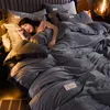 Conjuntos de cama 4pcs colcha capa de lençol travesseiro rosa/preto/vermelho consolador espessado cor pura de penas de penas 2024