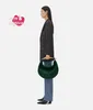 Дизайнерская женская сумка средняя сардина Botegaveneta средняя мешающая мешка на плечо с скульптурной металлической верхней ручкой и плечевым ремнем изумрудно -зеленый