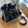 Love Beach Bag Designer Tygväskor för kvinna axelväska med kedja läder lycklig handväska puras mode lyx crossbody dragstring molnväskor shopping resor