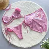 Dwuczęściowa sukienka Pink 3 bikinis Zestaw Kobiety modny Kwiatowy stanik stanika i stringi z spódnicy Seksowna kantar Kąpiel Brazylijczyk 2024 Q240511