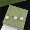 Top Armreifen Diamond Perle Design Briefe Armband für Frauen Geschenkset hochwertige goldene Kettenohrringe Schmuckversorgung